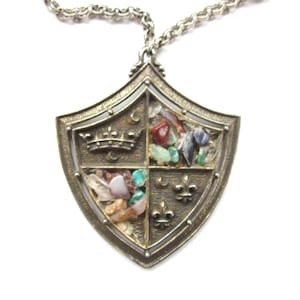 Renaissance Revival heraldischer Anhänger, Heraldik, silberfarbenes Wappen-Medaillon mit Trommelsteinen und klobiger Kette, Fleur de Lis, Krone, Cosplay