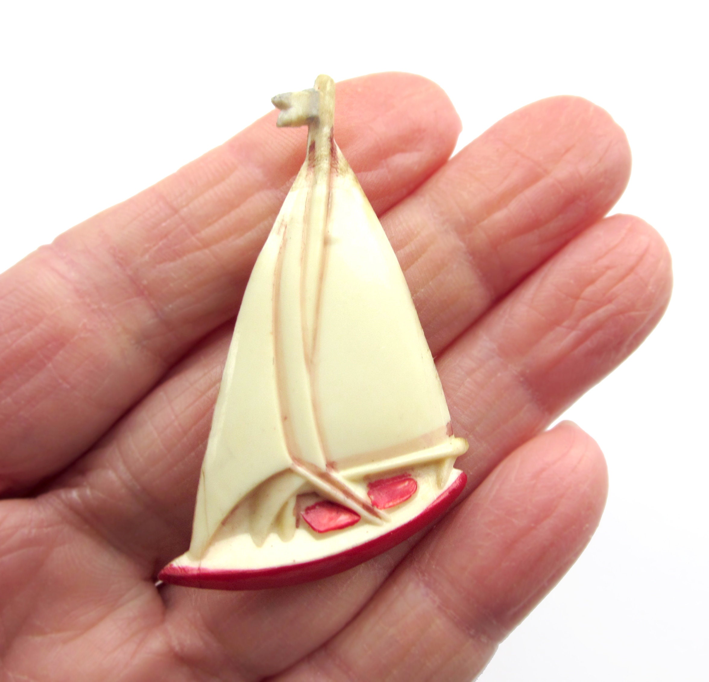 Broche Vintage En Celluloïd Découpé Motif Bateau à Voile - Bijou Ancien Beige Et Alliage, Occasion - Accessoire Collection