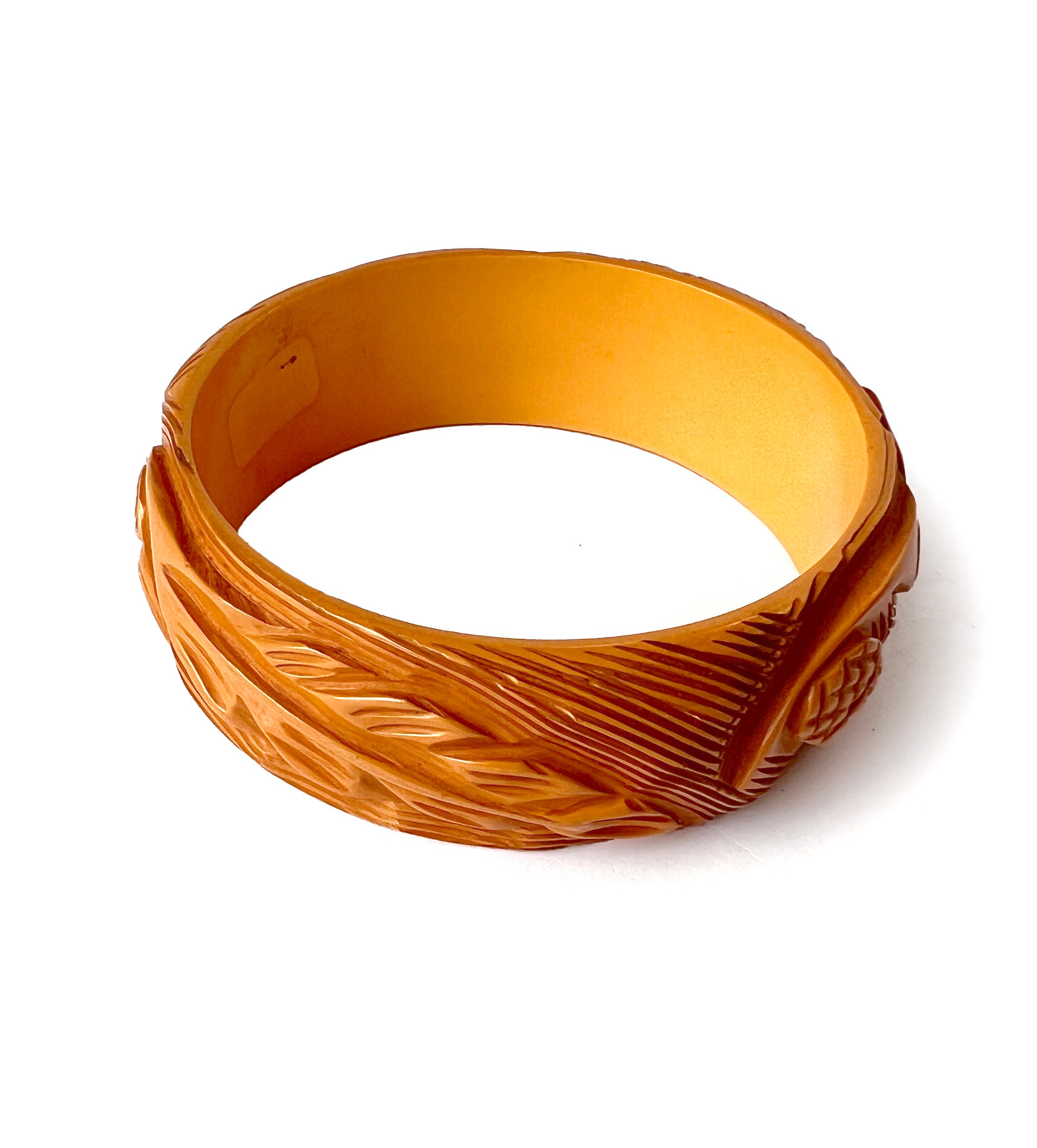 1940年代のヴィンテージ彫刻入りベークライトバングル、バタースコッチ