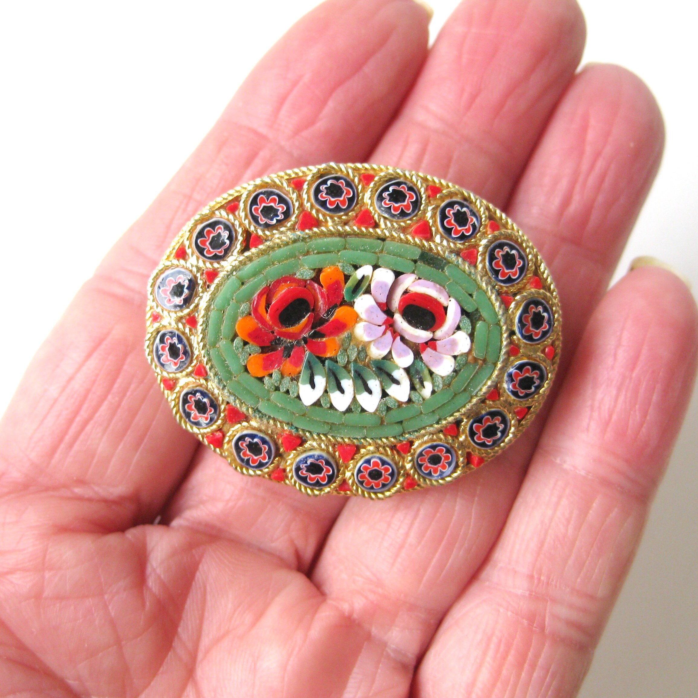 民国の粉饰の大吉イタリアは小さい磁器の皿を求めます\r 文房置物収集品 Vintage Italian Micro Mosaic Brooch in a Decorative Setting