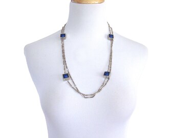 Long collier à maillons argentés avec perles bleues rondes, bijoux fantaisie argentés et bleus, collier moderniste géométrique, bijoux vintage