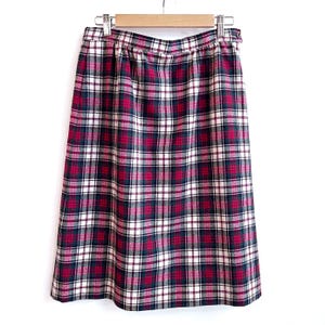 Op de afbeelding: Een rode, witte en zwarte geruite rok met een hoge taille en een rechte pasvorm.