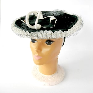 1940s Straw Hat / Black and White Cartwheel Hat Lace Edging / New Look / Decorative BOW Netting / Platter Hat / Bow and Netting
