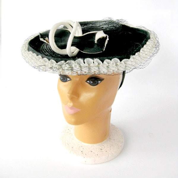 1940s Straw Hat / Black and White Cartwheel Hat Lace Edging / New Look / Decorative BOW Netting / Platter Hat / Bow and Netting