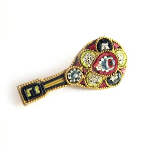 Vintage 50s broche italiano micro mosaico, pin de mandolina figural, hecho en Italia, vidrio de arte floral veneciano de Murano, mosaico de vidrio millefiori