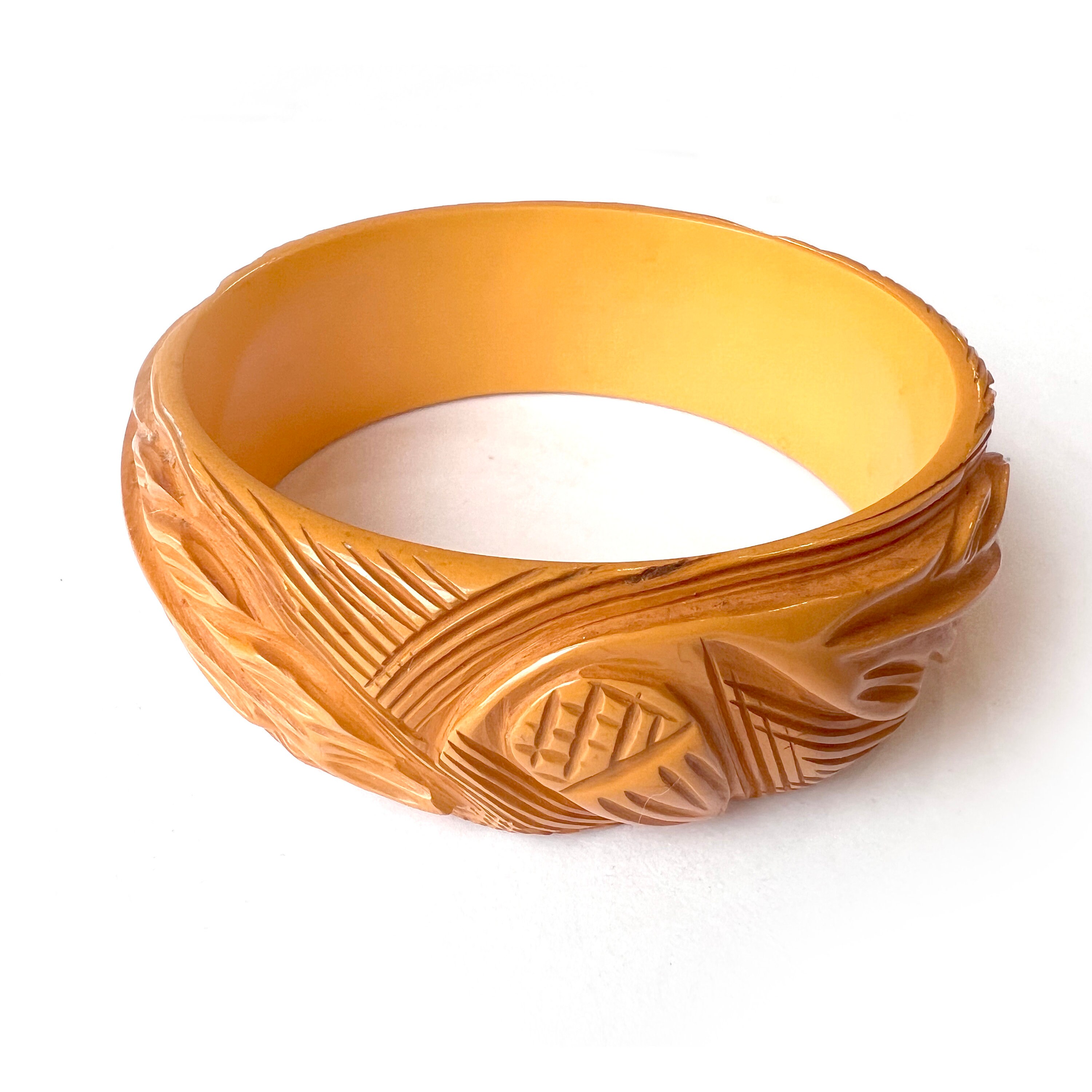 【希少アンティーク】ベークライト　ブレスレット　バングル　レトロヴィンテージ 1940年代のヴィンテージ彫刻入りベークライトバングル、バタースコッチ