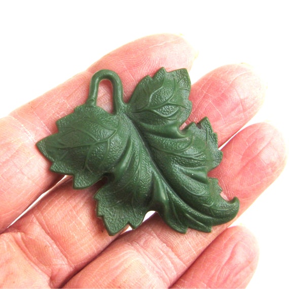 Vintage 1940s Plastic Autumn Leaf Figural Brooch,… - image 2