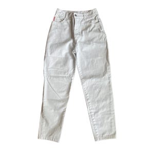 Op de afbeelding: High-waisted witte spijkerbroek van denim met een klassiek ontwerp met vijf zakken, een knoop- en ritssluiting en een klein rood rechthoekig merklabel bevestigd aan de rechter voorzak, met een gestructureerd en toelopend broekspijpsilhouet.