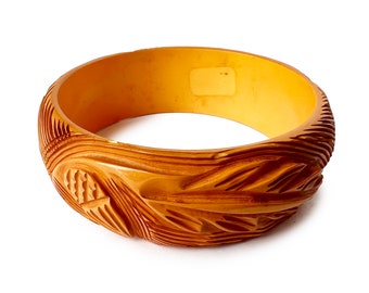 1940年代のヴィンテージ彫刻入りベークライトバングル、バタースコッチ