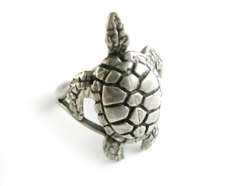 Vintage Sterling Silver Ring in a Sea Turtle Design, Novelty Costume Jewelry, Mechanical, Stocking Stuffer, Animal Lover Gift/ Small Ring