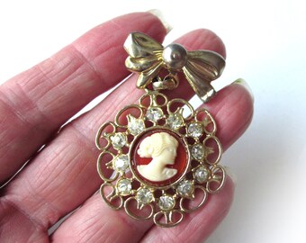 Petite Broche Vintage Dorée Avec Camée Et Strass - Style 18e Siècle - Occasion à Voir En Photos