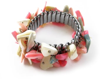 Vintage SHELL Cha Cha Bracelet in Pink and Baby Blue, 1950s Bracelet, Mother of Pearl, Rockabilly Style, Fifties Bangle, Tiki Gift for Her