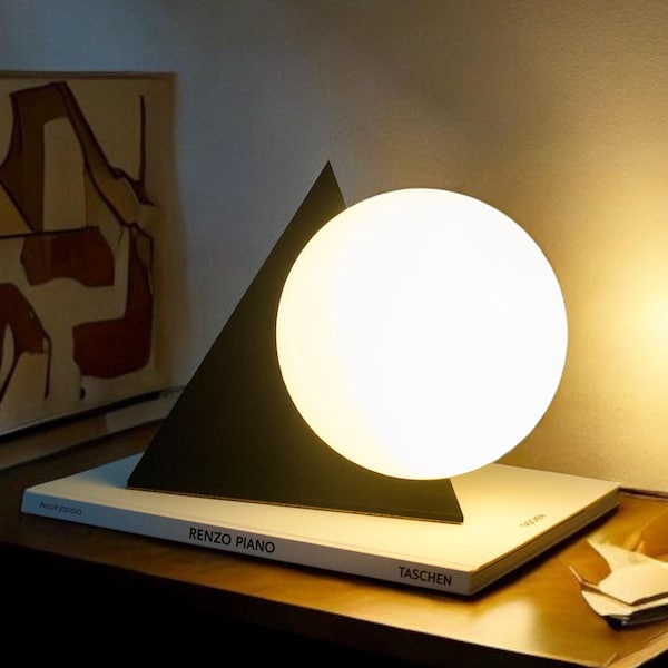 Lámpara de mesa piramidal: diseño Bauhaus moderno regulable