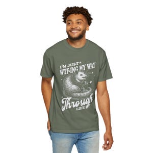 Comfort Colors Funny Possum T-shirt: eigenzinnig T-shirt met afbeelding Moss