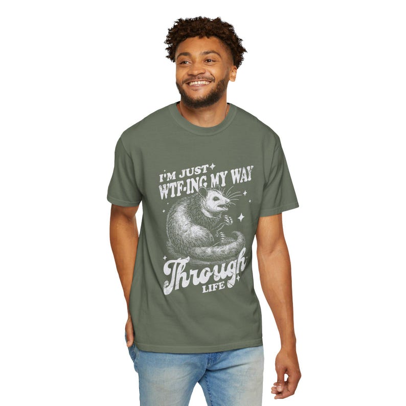 Comfort Colors Funny Possum T-shirt: eigenzinnig T-shirt met afbeelding Moss