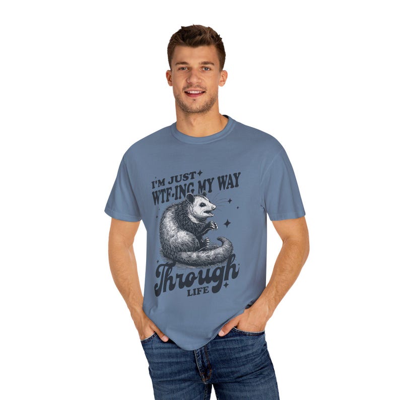 Comfort Colors Funny Possum T-shirt: eigenzinnig T-shirt met afbeelding Blue Jean