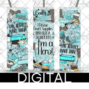 Peut inclure: Un design num&eacute;rique pour un gobelet avec un motif bleu et blanc avec des fournitures de bricolage, des ciseaux, du ruban adh&eacute;sif et le texte "I Rescue Craft Supplies. I'm Not A Hoarder, I'm A Hero!" et "Can Totally Make That".
