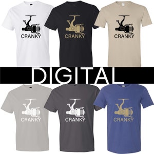 Op de afbeelding: Zes T-shirts in verschillende kleuren: wit, zwart, beige, grijs, donkergrijs en blauw. Elk shirt heeft een afbeelding van een vismolen en het woord "CRANKY" in een bijpassende kleur. Het woord "DIGITAL" staat in een zwarte balk.