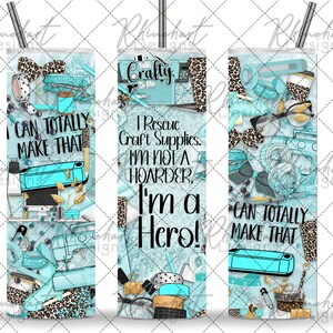Peut inclure: Un gobelet turquoise et marron avec un motif de fournitures artisanales, y compris des ciseaux, du ruban adh&eacute;sif et une machine &agrave; coudre. Le gobelet porte le texte "I Rescue Craft Supplies. I'm Not A Hoarder. I'm A Hero!" et "I Can Totally Make That".