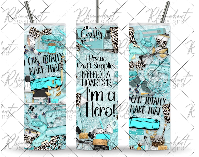 Peut inclure: Un gobelet turquoise et marron avec un motif de fournitures artisanales, y compris des ciseaux, du ruban adh&eacute;sif et une machine &agrave; coudre. Le gobelet porte le texte "I Rescue Craft Supplies. I'm Not A Hoarder. I'm A Hero!" et "I Can Totally Make That".