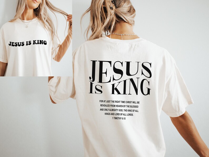 Puede incluir: Camiseta blanca con el texto "JESUS IS KING" impreso en negro en la parte delantera y trasera. La parte trasera tambi&eacute;n incluye un vers&iacute;culo b&iacute;blico de 1 Timoteo 6:15.