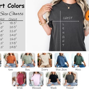 Puede incluir: Una tabla de tallas para camisetas con medidas en pulgadas. La tabla muestra las medidas de talla, longitud y pecho para las tallas S a 4XL. La tabla est&aacute; acompa&ntilde;ada de una foto de una modelo usando una camiseta gris con las palabras "CHEST" y "LENGTH" escritas en ella.