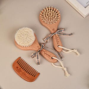パーソナライズされたベビーヘアブラシ、カスタム木製ベビーブラシ、カスタムベビーギフト、新生児ギフト、クリスマスギフト、子供へのギフト、1歳の誕生日
