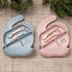 カスタムシリコンベビーダイニングセット、子供用パーソナライズシリコンビブ、名前刻印給餌セット、ベビーシャワーギフト、誕生日ギフト、子供用ギフト