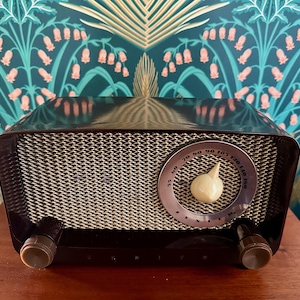 1949 Bluetooth Zenith Vintage Radio, Mid-Century Modern Brown Bakelite Tabletop Radio - Works with Bluetooth, Model G-510