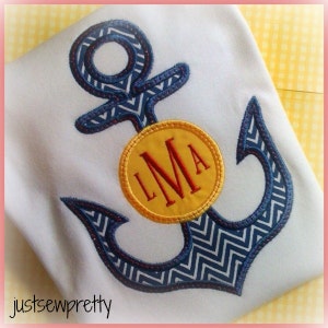 Op de afbeelding: Een blauwe en witte anker met een gele cirkel met het monogram "LMA" in rode letters.
