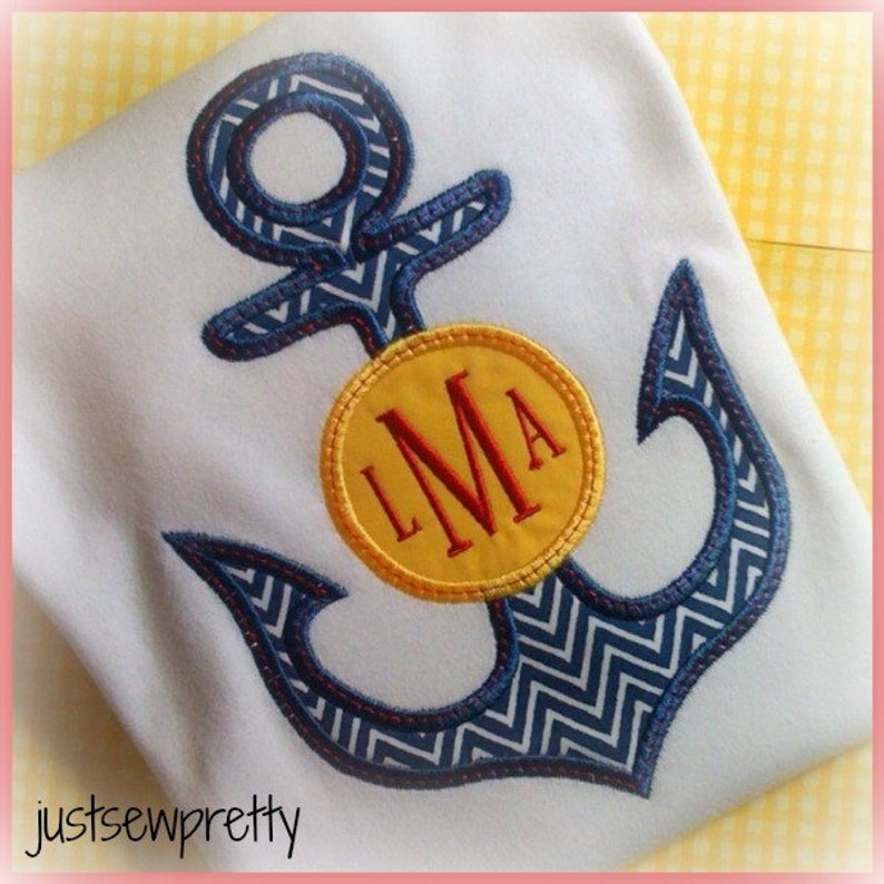 Op de afbeelding: Een blauwe en witte anker met een gele cirkel met het monogram "LMA" in rode letters.