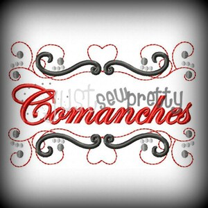 Puede incluir: Texto bordado en rojo "Comanches" con un borde decorativo negro y gris. El texto está en una fuente cursiva.