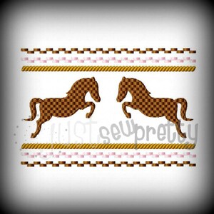 Puede incluir: Dos caballos marrones saltando sobre una cuerda dorada con rayas marrones y rosas. Los caballos están delineados en marrón y tienen un patrón a cuadros.
