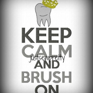 Könnte beinhalten: Ein grauer Zahn mit einer goldenen Krone oben drauf. Der Text "Keep Calm and Brush On" ist in schwarzen und grauen Buchstaben unter dem Zahn geschrieben.