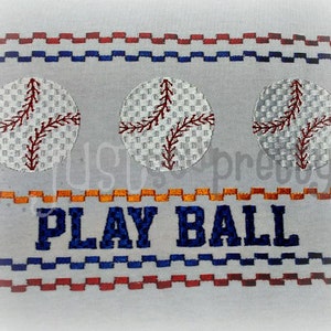 Può includere: Disegno ricamato con tre palline da baseball bianche con cuciture rosse e il testo "PLAY BALL" in lettere blu. Il disegno è circondato da un bordo di linee a scacchi rosse, blu e arancioni.