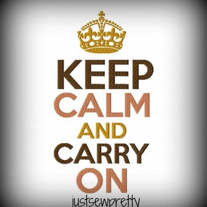 Könnte beinhalten: Weißer Hintergrund mit dem gestickten Text „KEEP CALM AND CARRY ON“ in Braun, Pfirsich und Gold. Oben befindet sich eine goldene Krone. Der Text „justsewpretty“ steht unten.