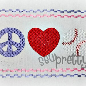 Può includere: Disegno ricamato con un segno di pace viola, un cuore rosso e una palla da baseball bianca con cuciture rosse. Il disegno è ricamato su un tessuto bianco con bordi rosa e viola.