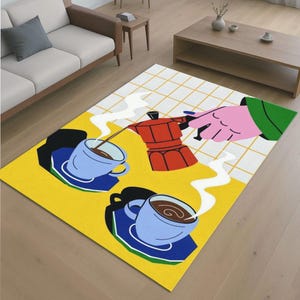 Może przedstawiać: Kolorowy dywan z ilustracją o tematyce kawowej. Projekt obejmuje dwie jasnoniebieskie filiżanki do kawy na niebieskich spodkach, czerwony ekspres do kawy i rękę nalewającą kawę. Tło jest żółte z białym wzorem kratki.