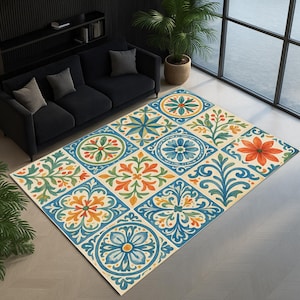 Puede incluir: Una alfombra rectangular con un patrón repetitivo de diseños florales y geométricos coloridos. La alfombra presenta un fondo crema con detalles en azul, naranja, verde y amarillo. La alfombra está colocada sobre un suelo de madera.