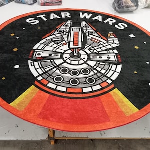Alfombra del Halcón Milenario de Star Wars: Alfombra redonda de ciencia ficción negra y roja / Decoración de habitación de gamer con temática espacial / Regalo retro de Star Wars para fanáticos