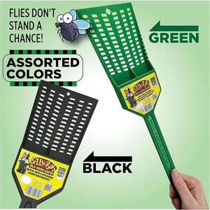 Op de afbeelding: Een groene en zwarte vliegenmepper met een handvat en een groot, gesleufd hoofd. De vliegenmepper heeft een label met de tekst "Billy-Bob Multi-Purpose Swatter with Bug Catching Compartments". De tekst "FLIES DON'T STAND A CHANCE!" staat in een spraakballon boven de vliegenmepper. De tekst "ASSORTED COLORS" staat in een vak onder de vliegenmepper. De tekst "GREEN" staat in een vak rechts van de vliegenmepper. De tekst "BLACK" staat in een vak rechts van de zwarte vliegenmepper.