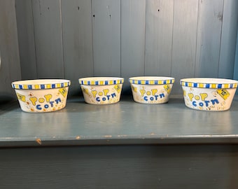 Cuencos de cerámica para palomitas de maíz Tabletops Unlimited - Juego de 4 / Azul y amarillo “Admite uno”