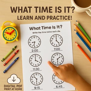 Peut inclure: Une feuille de travail avec des cadrans d'horloge pour apprendre l'heure, avec le texte "What Time Is It? Learn and Practice !". Une horloge jaune et des crayons de couleur sont sur la table. La feuille de travail affiche des heures comme 2h00, 7h00, 11h30, 9h15 et 6h45.