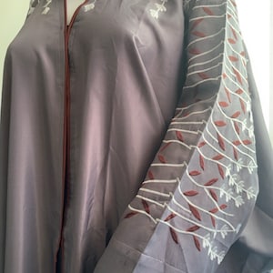 Graue Fledermausflügel bestickte Abaya 2 Stück für Frau, Abaya für Frauen dubai, Eid abaya, Ramadan abayas