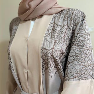Beige bestickte geknöpfte Abaya, Eid Abaya, Ramadan-Kleidung, Abaya-Set für Frau mit Hijab
