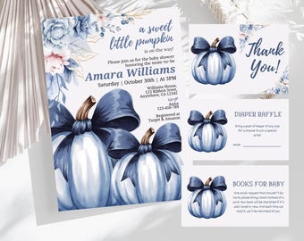 Könnte beinhalten: Babyparty-Einladungsset mit Aquarelldesign. Die Einladung zeigt blaue Kürbisse mit marineblauen Schleifen und dem Text "a sweet little pumpkin is on the way!" Enthält Dankes-, Windel- und Bücherkarten für Babys.