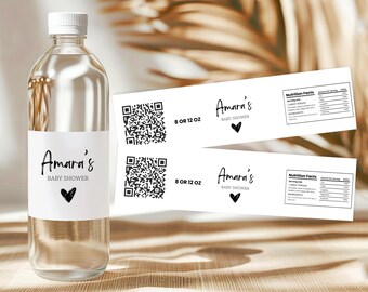 Könnte beinhalten: Zwei weiße Etiketten mit schwarzem Text und einem schwarzen Herzen. Der Text auf den Etiketten lautet "Amara's Baby Shower" und "8 oder 12 oz". Ein QR-Code befindet sich ebenfalls auf dem Etikett. Die Etiketten befinden sich auf einer Wasserflasche.