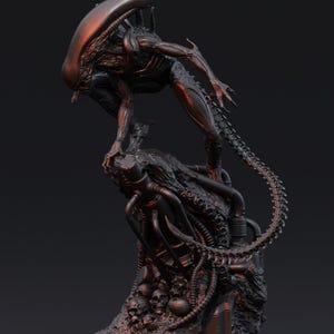 Könnte beinhalten: Eine schwarze und graue Alien-Kreaturen-Statue mit einem langen Schwanz und einem schädelartigen Kopf. Die Kreatur steht auf einem Sockel mit einem Schädel- und Knochen-Design.