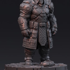 Peut inclure: Figurine grise imprimée en 3D représentant une figure futuriste blindée. La figurine porte un casque à capuche et une armure lourde avec des panneaux et des poches complexes. Elle se tient sur une base circulaire, mettant en valeur un thème de science-fiction ou de fantaisie.