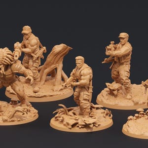 Puede incluir: Un conjunto de ocho figuras en miniatura de plástico sin pintar, que incluye un Predator, soldados y un tocón de árbol. Las figuras están en varias poses y están listas para ser pintadas.
